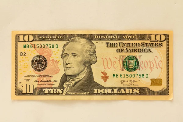 Beyaz arka planda on dolarlık banknot.