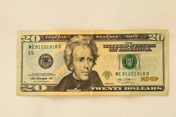 Beyaz arkaplanda 20 dolarlık banknot.