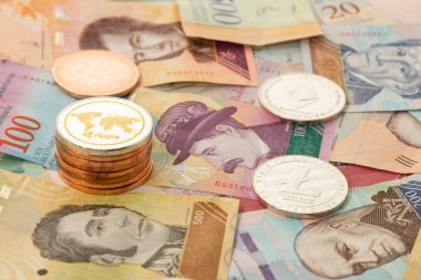 Birkaç kripto para birimi, bitcoin, ethereum, litekoin, dalgalanma, yanında Venezuela 'dan gelen para..