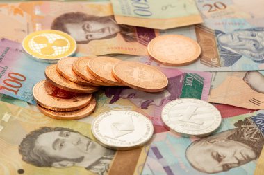 Birkaç kripto para birimi, bitcoin, ethereum, litekoin, dalgalanma, yanında Venezuela 'dan gelen para..