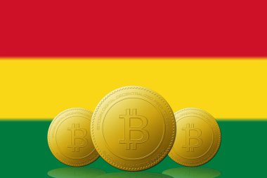 Arkaplanda Bolivya bayrağı bulunan üç Bitcoin kripto para birimi.