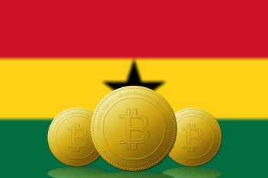 Arka planda Gana bayrağı bulunan üç Bitcoin kripto para birimi.