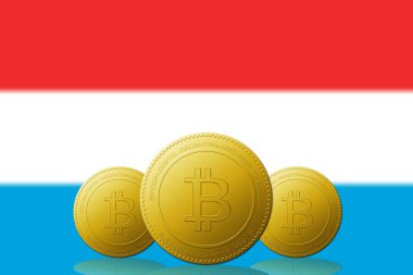 Arka planda Lüksemburg bayrağı bulunan üç Bitcoin kripto para birimi.