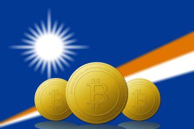 Arka planda Marshall Adaları bayrağı olan üç Bitcoin kripto para birimi.