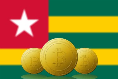 Arka planda Togo Cumhuriyeti bayrağı olan üç Bitcoin kripto para birimi.