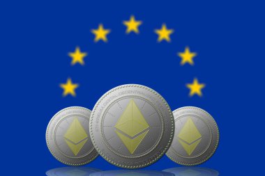Arka planda EUROPEN UNION bayrağı bulunan üç ETHEREUM kripto para birimi.