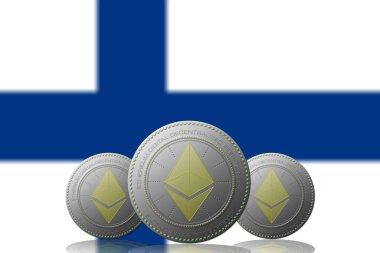 Arka planda Finlandiya bayrağı bulunan üç Bitcoin kripto para birimi.