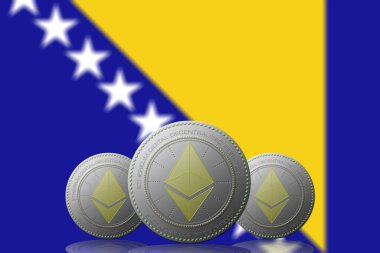Arka planda Bosna-Hersek bayrağı bulunan üç ETHEREUM şifreli para birimi.