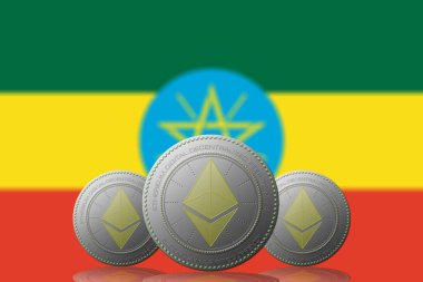 Arka planda Etiyopya bayrağı bulunan üç Bitcoin kripto para birimi.
