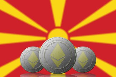 Arka planda Makedonya bayrağı bulunan üç ETHEREUM şifreli para birimi.