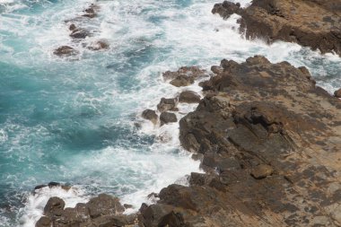 Büyük Okyanus Yolu Victoria Avustralya 'nın dalgalarına karşı kayaları izle