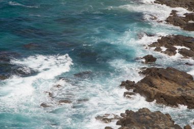 Büyük Okyanus Yolu Victoria Avustralya 'nın dalgalarına karşı kayaları izle