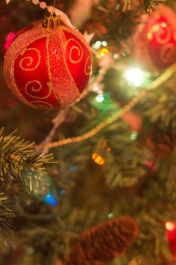 Ağaçtaki güzel Noel süsleri.