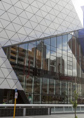 Pert, Batı Avustralya / Avustralya -16 / 01 / 2013: Perth Arena 'nın duvarları, Batı Avustralya' nın Perth kentindeki bir eğlence ve spor arenası..