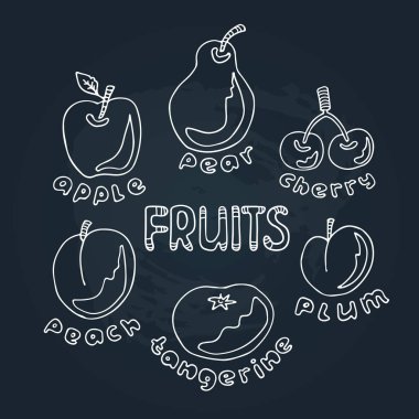 Kara tahta arka plan üzerinde izole elle çizilmiş meyve kümesi. Doodle tarzı. Hediye paketi veya kumaş tasarım öğeleri.