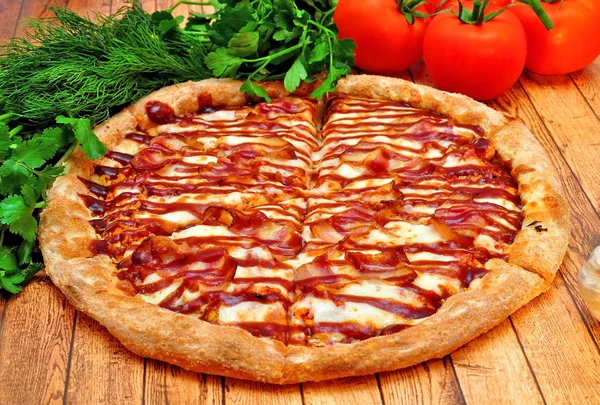 Duża Pizza z grilla na drewnianym stole — Zdjęcie stockowe