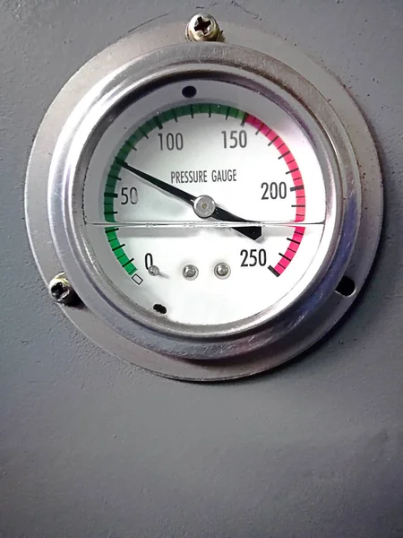 Miernik Ciśnienia Instrumentu Pomiaru Ciśnienia Strzałką Szarym Tle — Zdjęcie stockowe