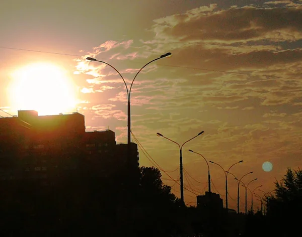 Kvällen Stadsbilden Med Inställningen Solen — Stockfoto