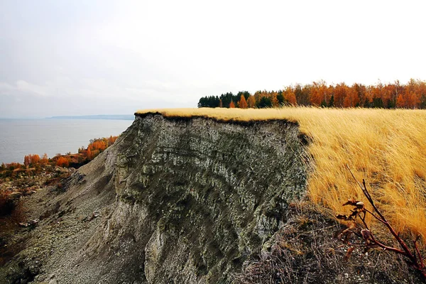 秋に美しい川の粘土質は落ちる — ストック写真