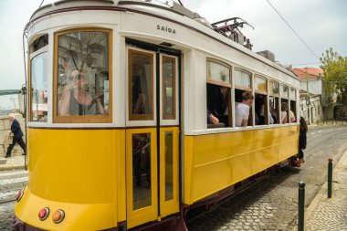Lisbon, Portekiz - 20 Nisan 2018: alan insanlar kalabalık tramvay numarasında Lizbon, Portekiz Alfama İlçesi'nde 28 Nisan 2018 sırasında binmek. Popüler turistik tramvay 's