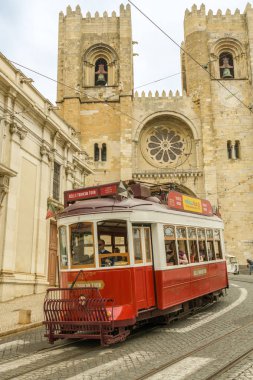 Lisbon, Portekiz - 20 Nisan 2018: Gezi kırmızı tramvay Lisbon Cathedral, Nisan 2018 yılında güneşli gün boyunca Portekiz önünde