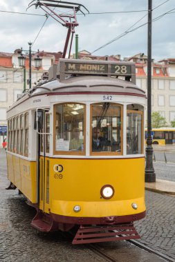 Lisbon, Portekiz - 20 Nisan 2018: Ünlü tramvay numara 28 bekleyen bahar 2018 sırasında tramvay durağı Lizbon, Portekiz