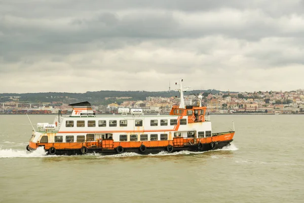 Lisboa Portugal Abril 2018 Passageiros Que Atravessam Rio Tejo Numa — Fotografia de Stock