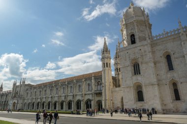 Lisbon, Portekiz - 21 Nisan 2018: Kalabalık turist Jeronimos Manastırı, Lizbon, Portekiz Belem bölgesinde bahar 2018 sırasında önünde