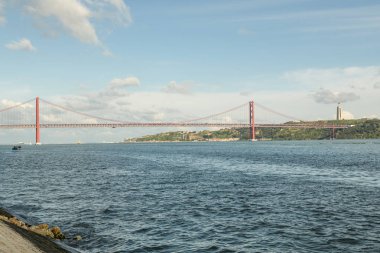 Lisbon, Portekiz - 21 Nisan 2018: 25 Nisan köprüden Lizbon şehir ve Portekiz Almada Nisan 2018 sırasında bağlanma Tagus Nehri