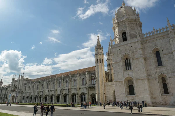 Lisbon, Portekiz - 21 Nisan 2018: Kalabalık turist Jeronimos Manastırı, Lizbon, Portekiz Belem bölgesinde bahar 2018 sırasında önünde
