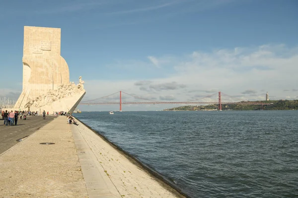 Lisbon, Portekiz - 21 Nisan 2018: Lizbon, Portekiz Belem İlçesi'nde keşifler Anıtı yakınındaki sıcak hava bahar döneminde 2018 zevk turist