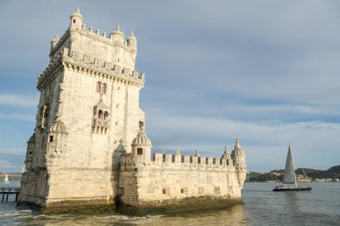Lisbon, Portekiz - Nisan 21,2018: Lizbon, Portekiz Belem Kulesi Nisan 2018 sırasında geçen küçük Yelkenli tekne