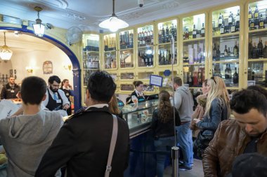Lisbon, Portekiz - Nisan 21,2018: Lizbon, Portekiz popüler Pasteis de Belem fırın içinde ünlü Pastel de Nata kek için Nisan 2018 yılında bekleyenler