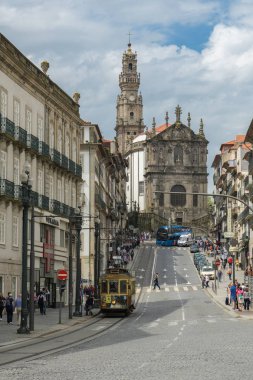 Porto, Portekiz - 22 Nisan 2018: eski tarihi tramvay Clerigos street City, Porto, Portekiz ile bahar döneminde 2018 sürme