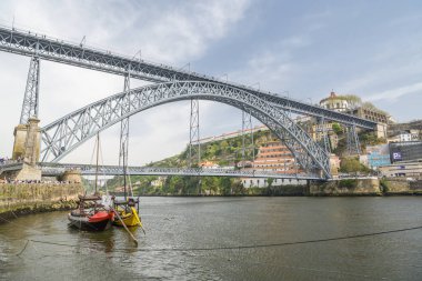 Porto, Portekiz - 22 Nisan 2018: Kitle Dom Nisan 2018 sırasında Porto, Portekiz köprü Luis yakınındaki yürüyen turist