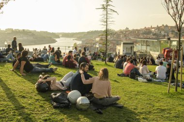 Porto, Portekiz - 22 Nisan 2018: Porto, Portekiz Nisan 2018 yılında güneşli akşam sırasında sıcak bahar akşam zevk insanlar
