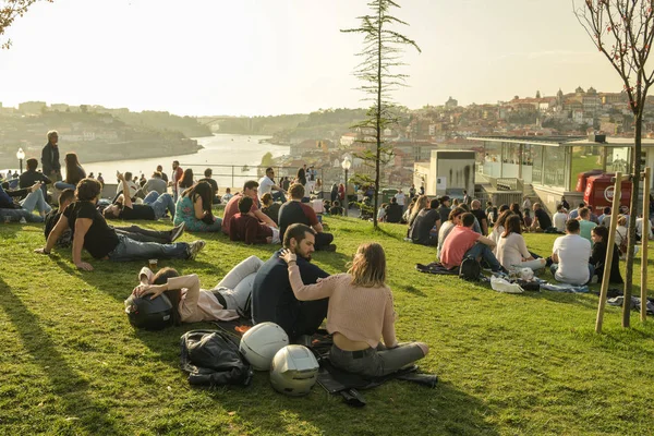 Porto Portugal April 2018 Mensen Genieten Van Warme Lente Avond — Stockfoto
