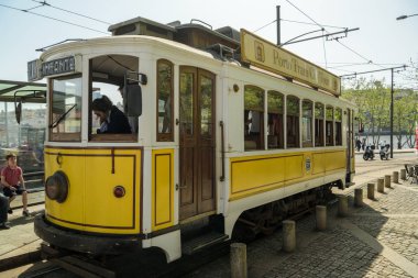 Porto, Portekiz - 22 Nisan 2018: Tarihi tramvay numara 1 Nisan 2018 Porto, Portekiz son durağı bekliyor