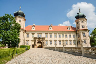 Mnisek Pod Brdy, Çek Cumhuriyeti - 29 Mayıs 2018: Mnisek pod Brdy küçük şehir Mnisek pod Brdy güneşli Mayıs 2018 sırasında Çek Cumhuriyeti Prag yakınlarındaki kalede