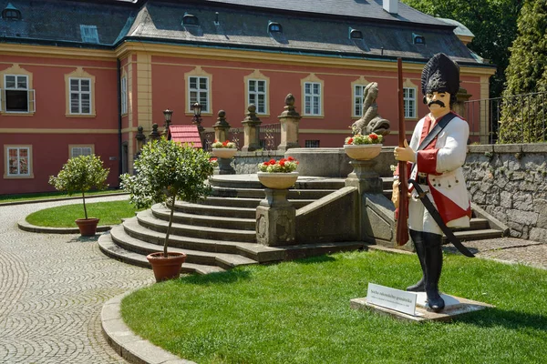 Dobris República Checa Mayo 2018 Estatua Soldado Patio Del Castillo —  Fotos de Stock