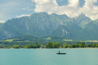 Thun, İsviçre - 16 Haziran 2018: Haziran 2018 yılında güneşli gün boyunca lake Thun İsviçre üzerinde balıklar yakalamak balıkçı