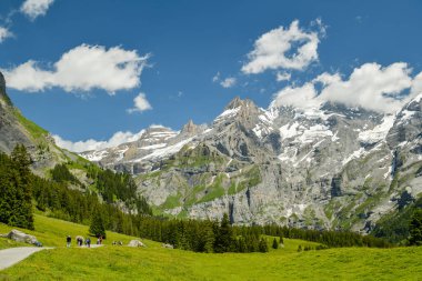 Kandersteg, İsviçre - 26 Haziran 2018: Kandersteg şehir İsviçre yakınındaki güzel alp sahne popüler Oeschinensee göle doğru yaz aylarında 2018 yürüyen turist