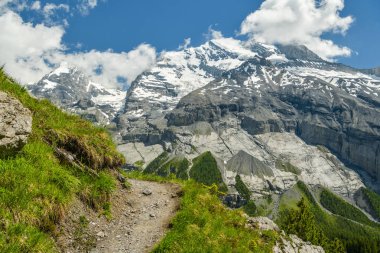 Güzel Doldenhorn en yüksek Oeschinensee İsviçre yakınındaki ile tipik Alp sahne