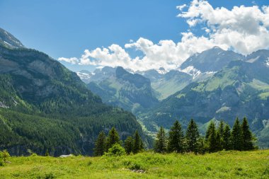 Bern, İsviçre Kandersteg yakınındaki şaşırtıcı İsviçre Alpleri