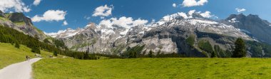 Kandersteg, İsviçre - 26 Haziran 2018: Kandersteg şehir İsviçre yakınındaki güzel alp sahne popüler Oeschinensee göle doğru yaz aylarında 2018 yürüyen turist