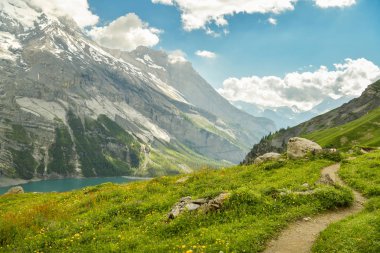 Sarma yürüyüş trail yüksek Oeschinensee göl İsviçre Alpleri pitoresk panoraması ile yukarıda