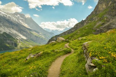 Sarma yürüyüş trail yüksek Oeschinensee göl İsviçre Alpleri pitoresk panoraması ile yukarıda