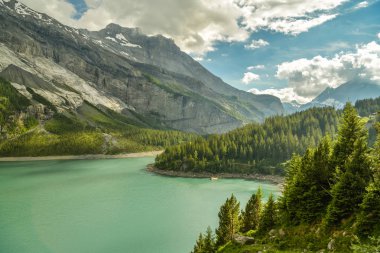 Güzel Oeschinen göl İsviçre Alpleri'nde