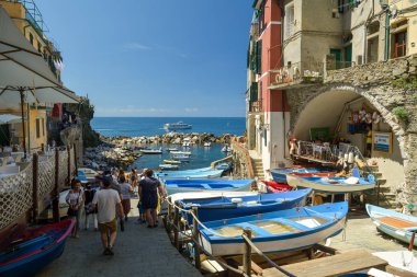 Riomaggiore, İtalya - 29 Haziran 2018: Haziran 2018 yılında şehir Riomaggiore Cinque Terre, İtalya için küçük limanda yürürken turist