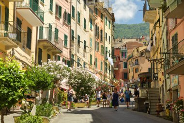 Riomaggiore, İtalya - 29 Haziran 2018: Haziran 2018 sırasında Riomaggiore, İtalya meşgul sokakta yürürken turist